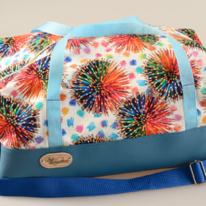 Handgemachte Reisetasche mit Feuerwerkmuster, Reißverschluss und verstellbarem Schultergurt, Unikat.