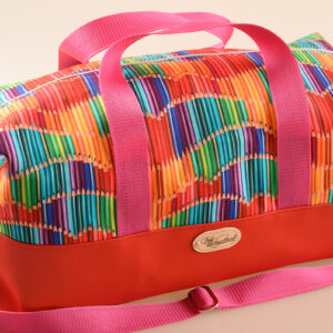 Handgemachte Reisetasche mit Buntstiftmuster, Reißverschluss und verstellbarem Schultergurt, Unikat.