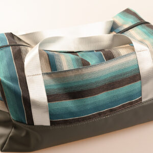 Reisetasche als handgemachtes Unikat mit Streifenmuster, stabilem Boden, großem Reißverschluss und Tragegurten.