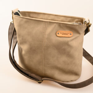 Unikat Umhängetasche in Lederoptik mit Reißverschluss und verstellbarem Schultergurt, schlicht und alltagstauglich.