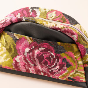 Unikat Kosmetiktasche mit Blumenmuster, formstabiler Verarbeitung und Reißverschluss für Make-up und Kleinteile unterwegs.