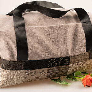 Reisetasche als handgemachtes Unikat mit Reißverschluss, breiten Tragegurten und dekorativem Patchworkband.