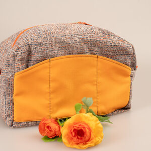 Kulturbeutel als handgemachtes Unikat mit Strukturstoff, Reißverschluss und großer Frontpartie, ideal für Reiseutensilien.