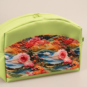 Kulturbeutel als handgemachtes Unikat mit Reißverschluss und Landschaftsmotiv, geräumig für Kosmetik und Pflege unterwegs.