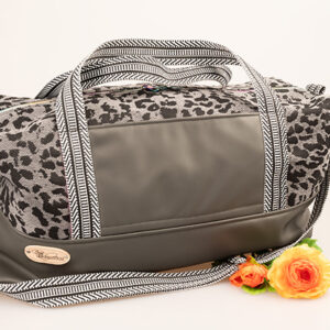 Weekender als handgemachtes Unikat mit Leomuster, Reißverschluss, Außentasche und gemustertem Schultergurt, stabil und geräumig.