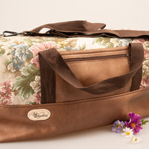 Weekender als handgemachtes Unikat mit Blumenmuster, Reißverschluss, Außentasche und breiten Tragegurten, geräumig und stabil.