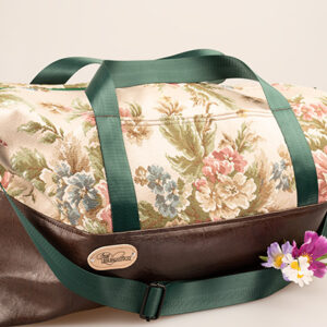 Weekender als handgemachtes Unikat mit Blumenstoff, Reißverschluss, Schultergurt und breiten Tragegurten, geräumig und stabil.